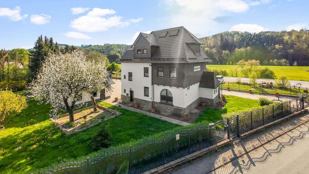 Einfamilienhaus Hatzfeld (Eder) - 7 Zimmer, 204 m&sup2;, 349.000&euro; | Angebot:22855704