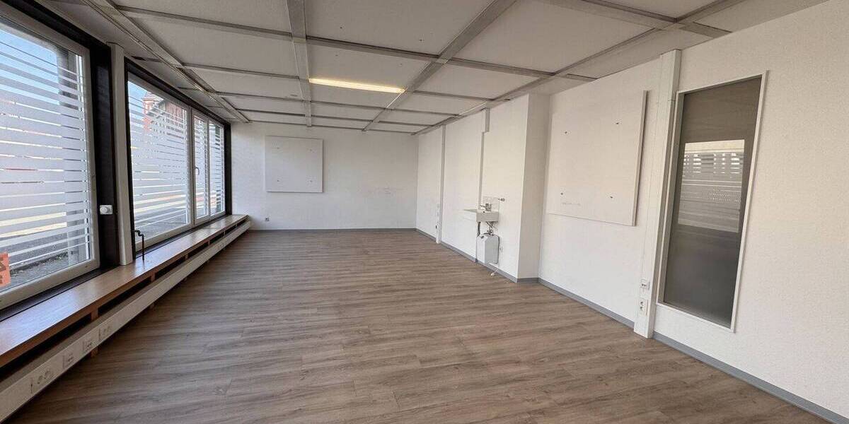 Gewerbeobjekt Kirchhain - 7 Zimmer, 341 m&sup2;, 3.000&euro; | Angebot:26092897