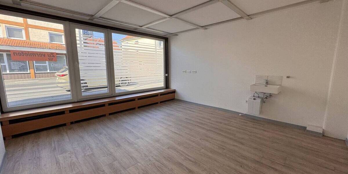 Gewerbeobjekt Kirchhain - 7 Zimmer, 341 m&sup2;, 3.000&euro; | Angebot:26092897