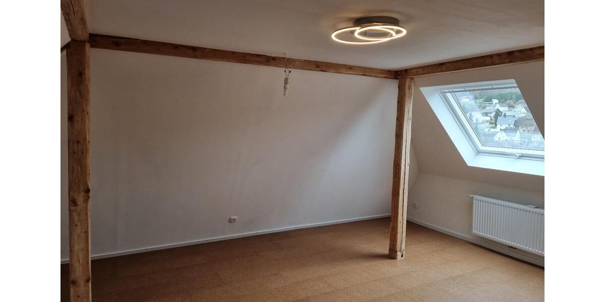 Dachgeschoßwohnung Angelburg - 3 Zimmer, 80 m&sup2;, 550&euro; | Angebot:25045898