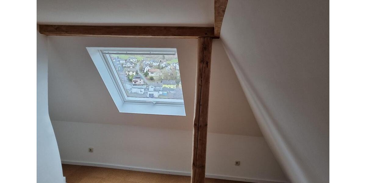 Dachgeschoßwohnung Angelburg - 3 Zimmer, 80 m&sup2;, 550&euro; | Angebot:25045898