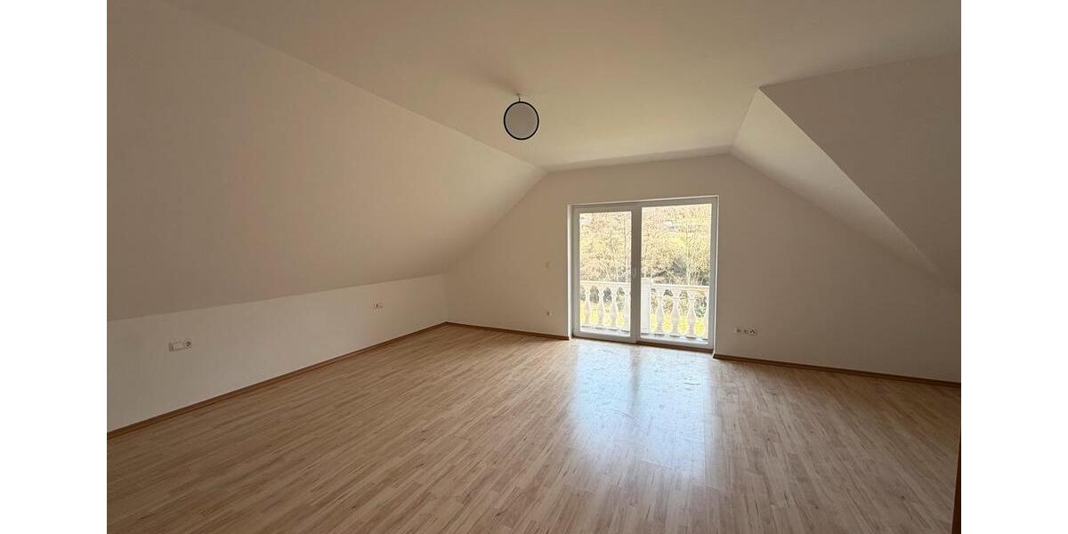 Etagenwohnung Gladenbach - 4 Zimmer, 135 m&sup2;, 1.300&euro; | Angebot:25784291