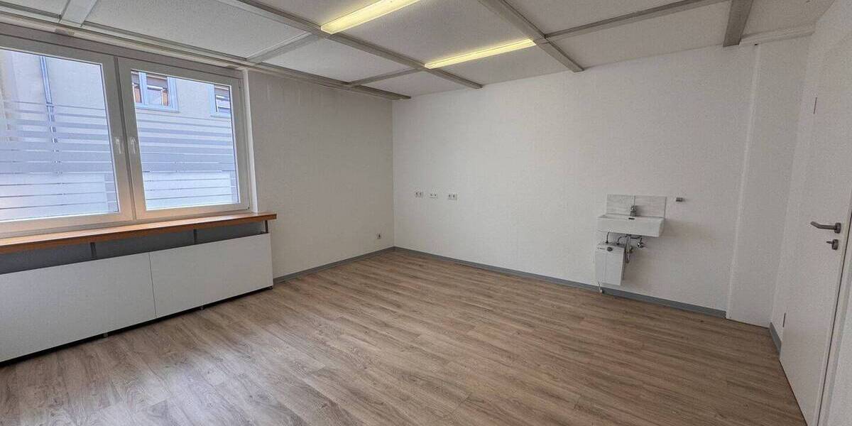 Gewerbeobjekt Kirchhain - 7 Zimmer, 341 m&sup2;, 3.000&euro; | Angebot:26092897